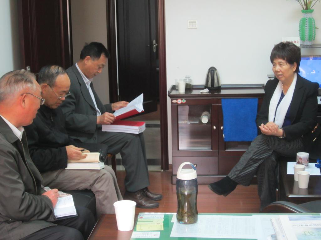 省教育关工委副主任孔柳华热情接待我校关工委人成员